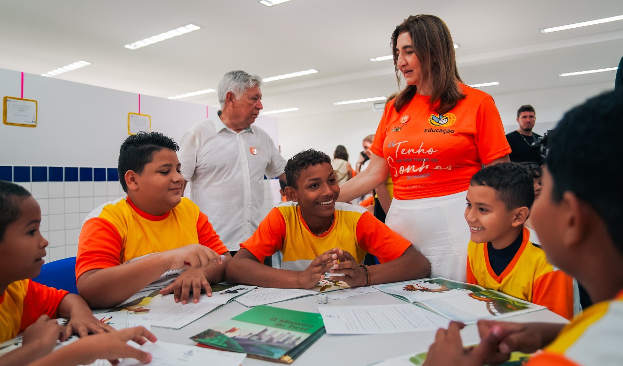 Dalila Saldanha conversa com alunos